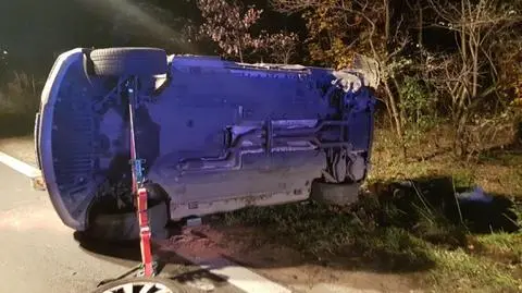 Najpierw zderzenie, potem dachowanie. Jeden z kierowców uciekł