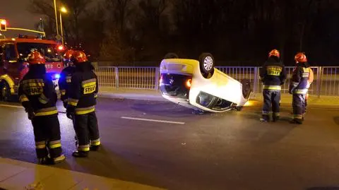 Samochód dachował na Sokolej