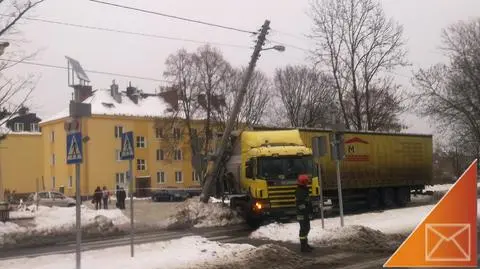 Ciężarówka na latarni