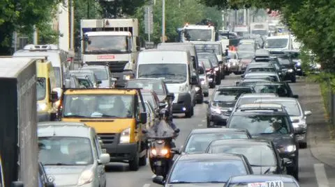 Kolizja przed mostem Poniatowskiego. Duże utrudnienia na Wisłostradzie