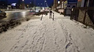 Zaśnieżony chodnik na Sadybie 