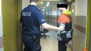 Policjant prowadzi zatrzymanego