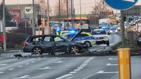 Stracił panowanie nad autem, dachował i wylądował na przeciwległym pasie