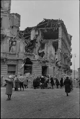 Początki odgruzowywania na ul. Kruczej, 1945