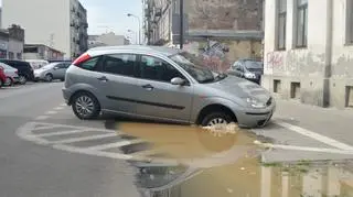 Samochód wpadł w dziurę po awarii na ul. Brzeskiej 14A