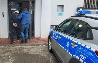 Policja zatrzymała czterech członków grupy podejrzanych o okradanie kiosków