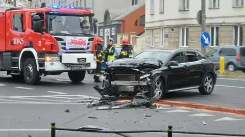 Zderzenie z udziałem taksówki. Dwoje pasażerów w szpitalu