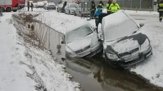 Dwa samochody w rowie na Białołęce