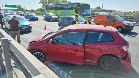 Kolizja z udziałem tira na moście 