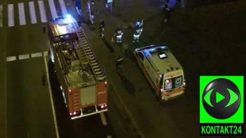 Potrącił pieszych na chodniku. Zatrzymał się na drzewie