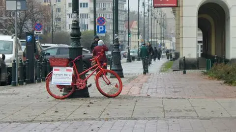 Nowy poziom zaśmiecania: reklamowe rowery na Elektoralnej