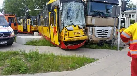 Zderzenie tira i "czwórki". Trzy osoby ranne