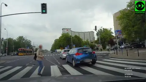 Niewidoma na pasach, auta przejeżdżają. Jednym z nich kieruje egzaminator