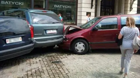 Zamiast hamulca wcisnął gaz Uszkodził sześć samochodów