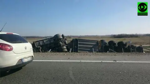 Tir w rowie, ładunek na autostradzie