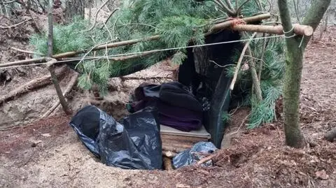 Znaleźli go w leśnym szałasie i zawieźli do więzienia