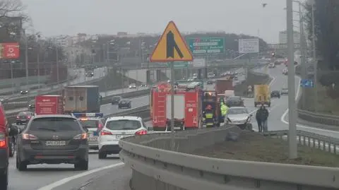 Podwójne uderzenie w bariery na węźle Prymasa Tysiąclecia z trasą AK