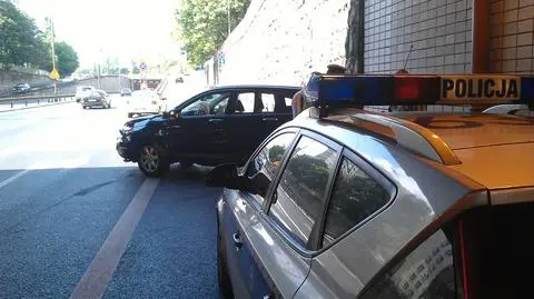 SUV zablokował buspas na Trasie Łazienkowskiej