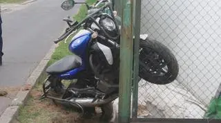 Motocyklista uderzył w płot