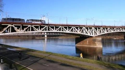 Rowery obok pociągów. Zaskakujący pomysł na most średnicowy