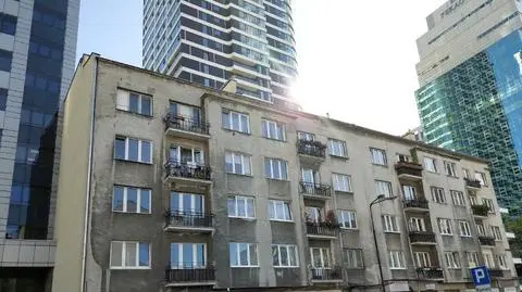 Jasną elewacją wyróżniały się na tle przemysłowej Woli. Dziś otaczają je nowoczesne wieżowce