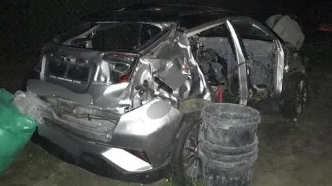 Policja: mazda miała już zdemontowaną maskę, obok stali mężczyźni. Byli zaskoczeni