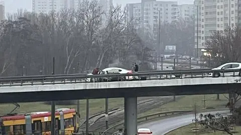 Na wiadukcie wjechał w barierki, dostał mandat