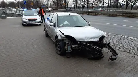 Samochód wjechał w bariery na Wisłostradzie