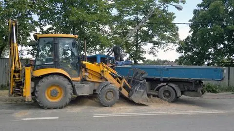 Peugeot w ciężarówkę,  ciężarówka w słup