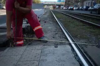 Drogowcy budują azyle na niebezpiecznych przejściach na ul. Obozowej