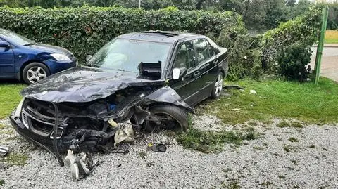 Uderzył w bramę i słup. Policja: kierowca miał dwa i pół promila