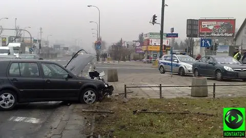 Uciekali przed policją, wjechali na latarnię