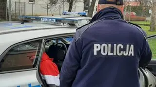 Policjanci zatrzymali 27-latka, który wjechał w przystanek autobusowy