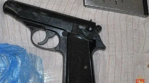 Miała przed domem kradzione auto. Przy łóżku nielegalną broń