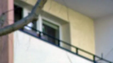 Trzylatek sam w domu, mama "załatwia swoje sprawy"