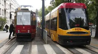 Drzewo zablokowało tramwaje na Mickiewicza