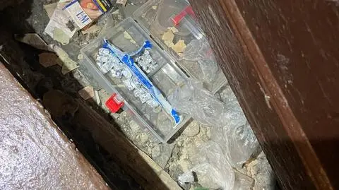 Przyznali, że czekają "w kolejce po towar". Pytanie zadali policjanci 