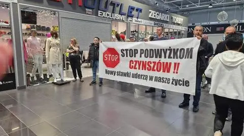 Strajk kupców w centrum handlowym, większość sklepów zamknięta