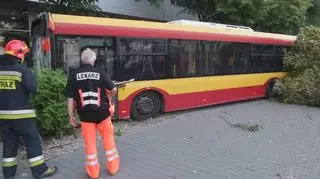 Autobus uderzył w drzewo