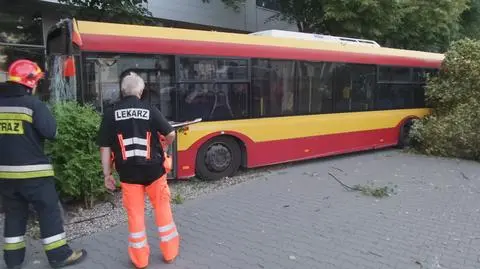 Autobus "154" uderzył w drzewo na Grójeckiej. Ranny kierowca