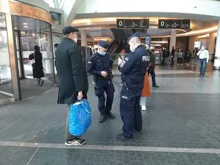 Śródmiejscy policjanci kontrolują, czy warszawiacy noszą maseczki 