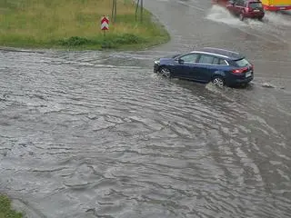 Podmyta jezdnia w okolicy mostu Poniatowskiego