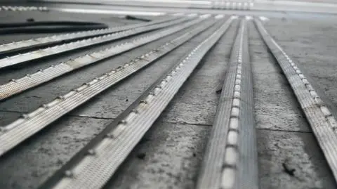 Koniec z niebezpiecznym ślizganiem? Testują nowe listwy w metrze