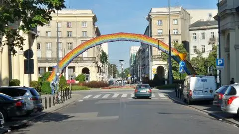 W nocy tęcza zniknie z placu Zbawiciela