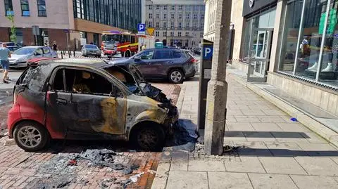 Zapalił się samochód elektryczny. Akcja strażaków w Śródmieściu