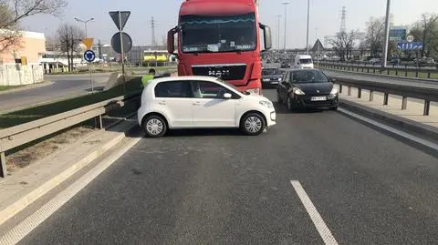 Auto w poprzek jezdni, po zderzeniu z ciężarówką. Są poszkodowani