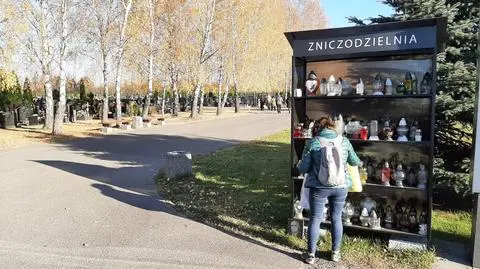 Zapełnione półki w zniczodzielniach przy Cmentarzu Północnym