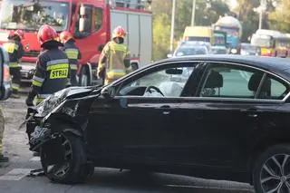 Samochód uderzył w latarnię na Płochocińskiej