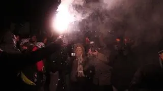 Odpalili race w tłumie - fot. Lech Marcinczak/tvnwarszawa.pl