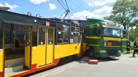 Tir zderzył się z tramwajem. Skład wykolejony, dwoje rannych